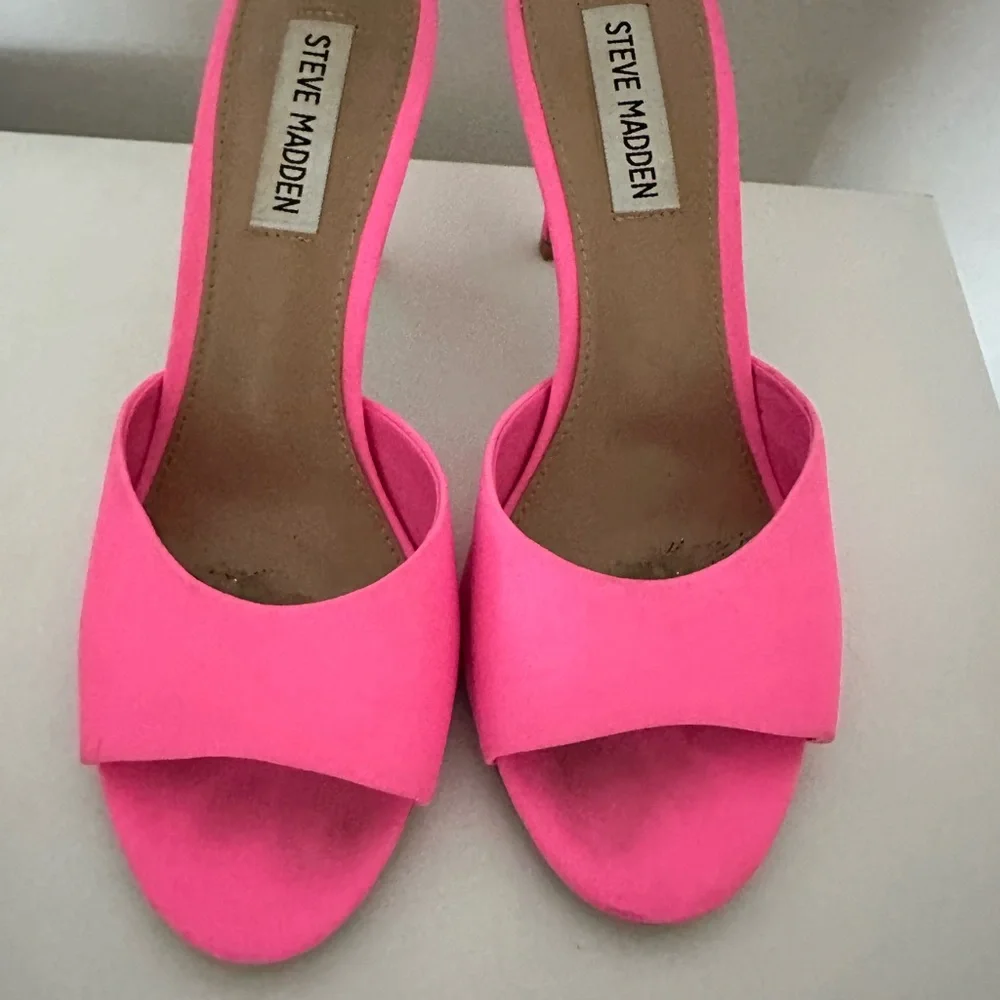 Steve Madden Hot Pink Slip On Heels - Picture 4 of 5